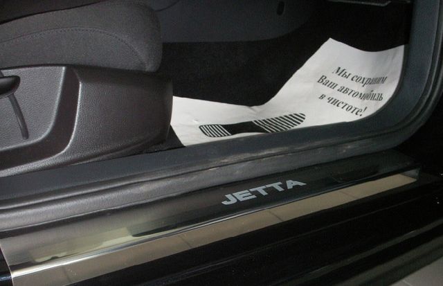 Накладки Alu-Frost на внутренние пороги (с надписью) для Volkswagen Jetta VI 2011-2026. Артикул 08-0996