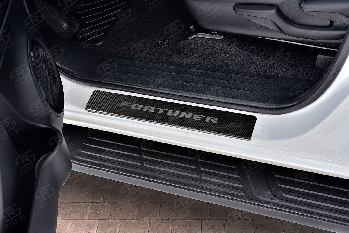 Накладки RusStal на пороги (лист нерж. карбон с надписью) для Toyota Fortuner 2017-2026. Артикул TOYFR17-06