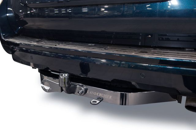 Фаркоп Baltex для Toyota Land Cruiser 200 (вкл. Executive Lounge) 2007-2021 с нержавеющей накладкой черный хром и гравировкой. Артикул 24904108CRAU