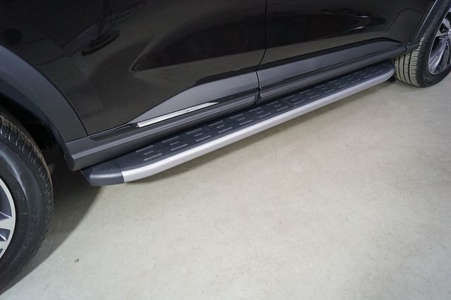 Пороги алюминиевые ТСС с пластиковой накладкой 1720 мм для Haval F7 I рестайлинг 4WD 2022-2026 Карбон серебро. Артикул HAVF722-23SL