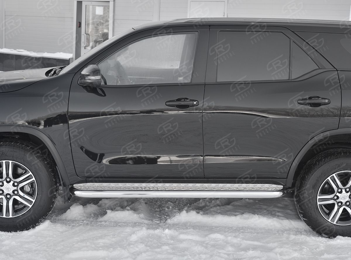 Защита порогов RusStal труба d63 с листом (Лист алюм, проф. нерж) (вариант 1) для Toyota Fortuner II 2020-2026. Артикул TFRL-0035311