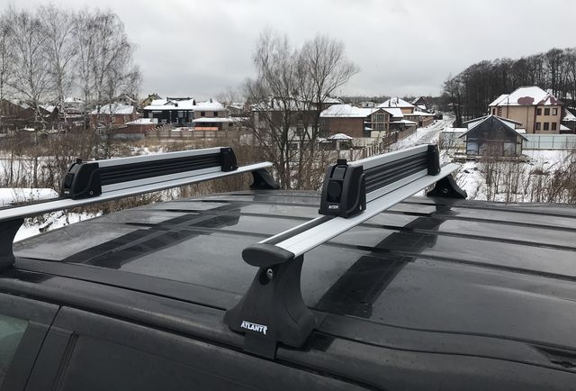 Крепление INTER для перевозки 3-х пар лыж с замком и заглушкой. Цвет Серебристый. Артикул 5505S