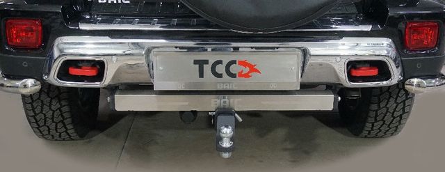 Фаркоп ТСС оцинкованный под американский квадрат для Baic BJ40 2.0L 4WD 2023-2026 с накладкой с надписью Baic. Артикул TCU00399