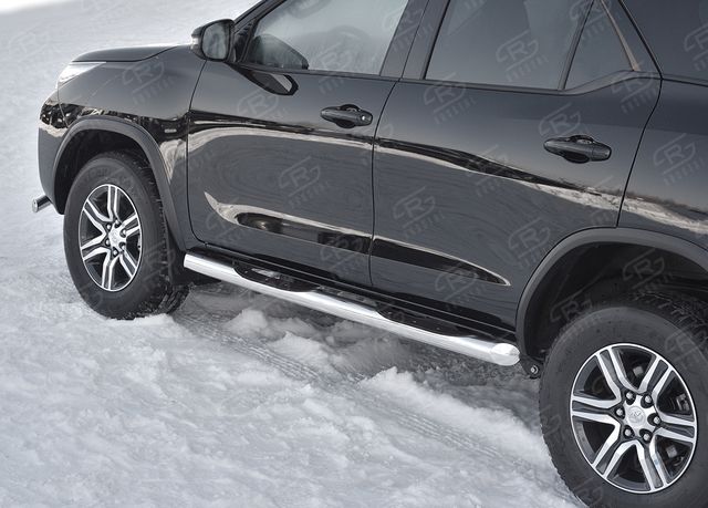 Защита порогов RusStal труба d76 с накладкой (вариант 1) для Toyota Fortuner II 2020-2026. Артикул TFRT-0035341