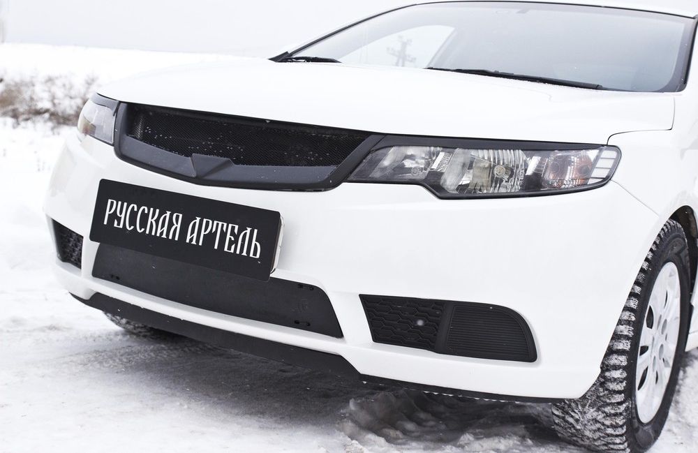 Зимняя заглушка (утеплитель) Русская Артель решетки переднего бампера для Kia Cerato II седан 2008-2013. Артикул ZRKCF-038302