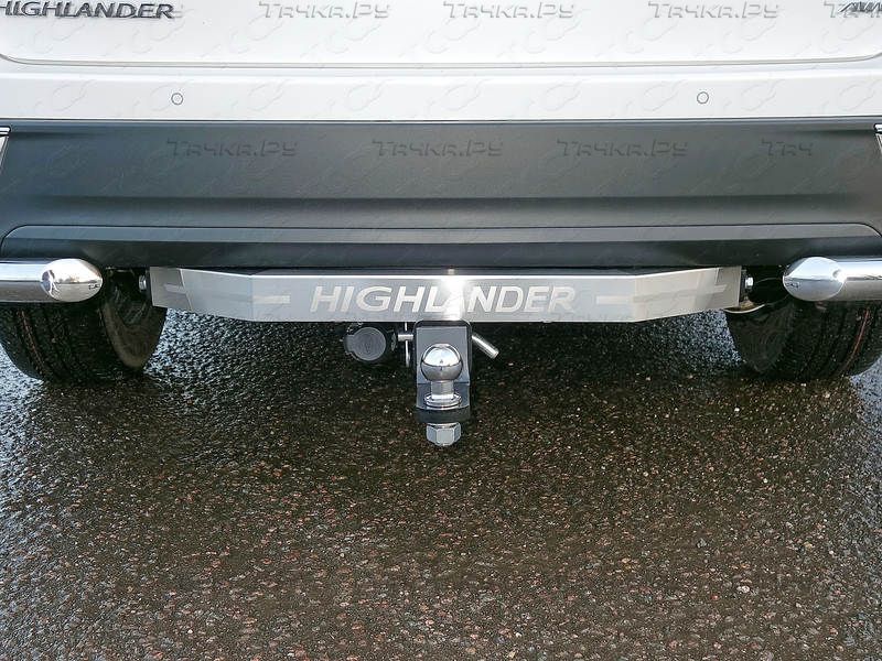 Фаркоп ТСС под американский квадрат для Toyota Highlander III 2014-2020 с накладкой с надписью Highlander. Артикул TCU00246