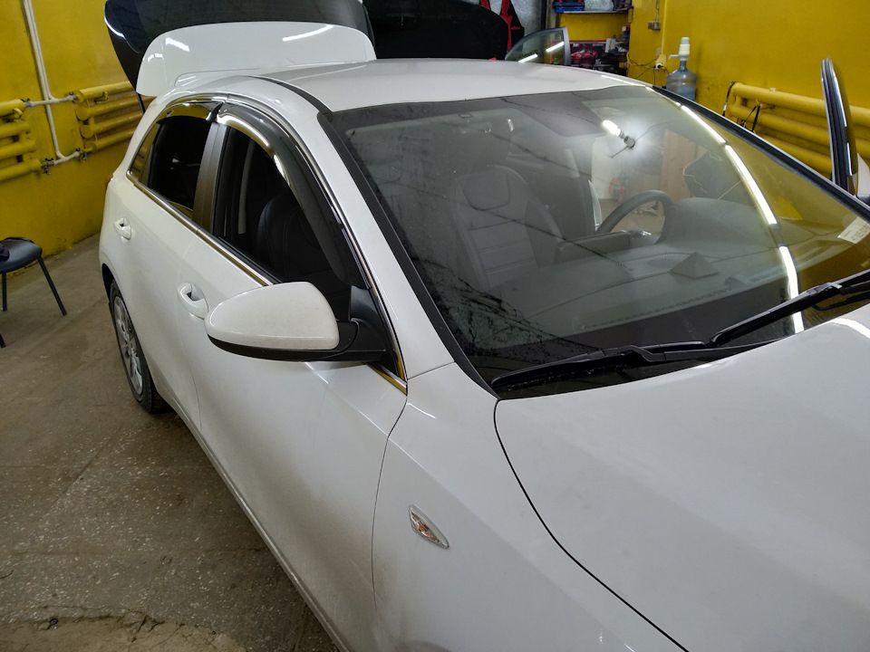 Дефлекторы Cobra Tuning для окон (c хром. молдингом) Kia Ceed III 5дв. хэтчбек 2018-2026. Артикул K15418CR