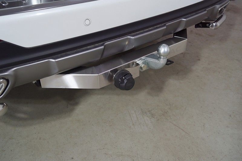 Фаркоп ТСС оцинкованный с накладкой с надписью GAC для GAC GS8 2.0T 4WD I 2019-2023. Артикул TCU00319