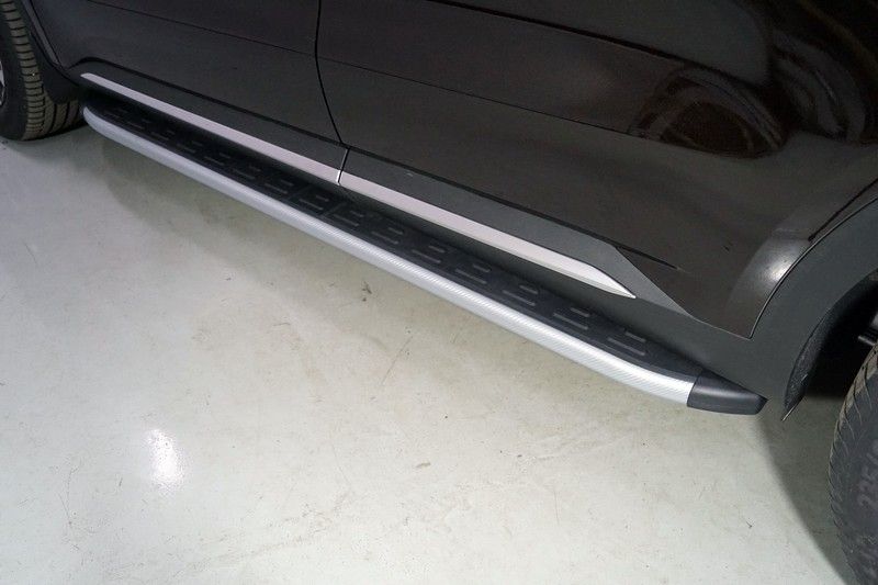 Пороги алюминиевые ТСС с пластиковой накладкой 1820 мм для Kia Sorento IV 2020-2026 Карбон серебро. Артикул KIASOR20-15SL