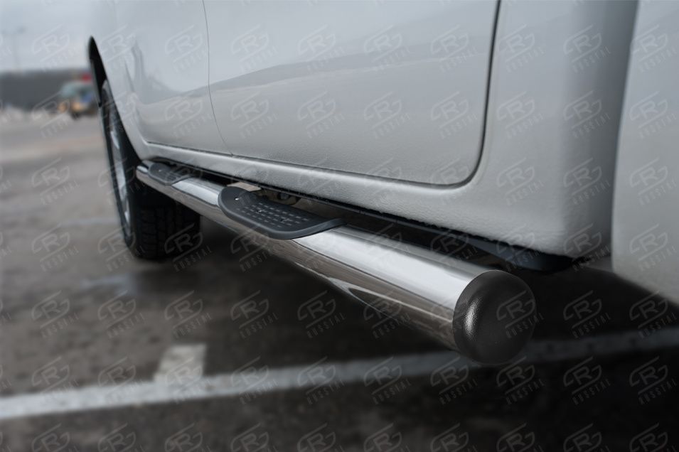 Защита порогов RusStal труба d76 с накладкой (вариант 2) для Toyota Hilux VIII рестайлинг 2020-2026. Артикул THT-0035002