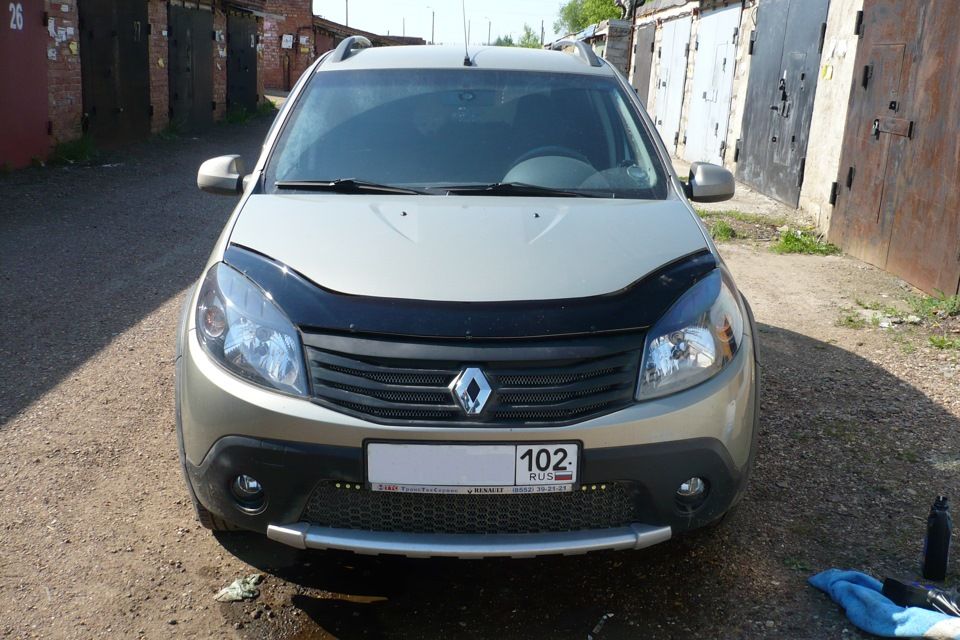 Дефлектор VT52 для капота Renault Sandero I 2007-2014. Артикул RL09VT