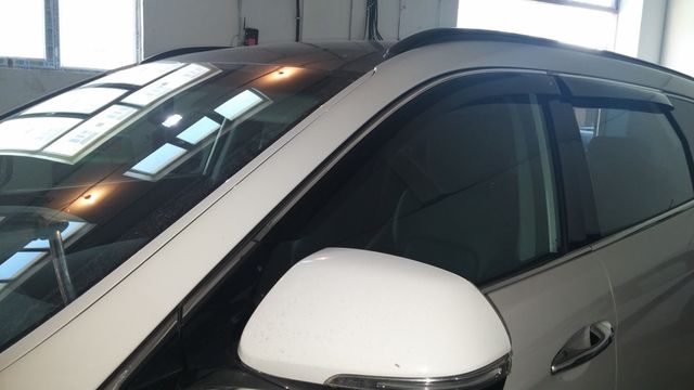 Дефлекторы Cobra Tuning для окон с хромированным молдингом Hyundai Santa Fe III 2012-2026. Артикул H23612CR