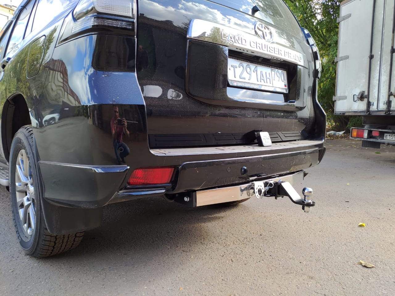 Фаркоп Bizon для Toyota Land Cruiser Prado 150 2009-2026 с накладкой из нержавеющей стали. Быстросъемный крюк. Артикул FA 1009-E(N)