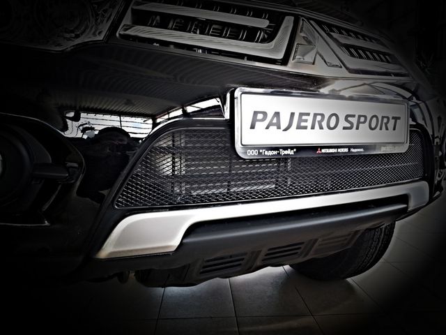 Сетка Arbori на решётку бампера, черная 15 мм для MITSUBISHI Pajero Sport 2014-2026. Артикул 01-380514-15B