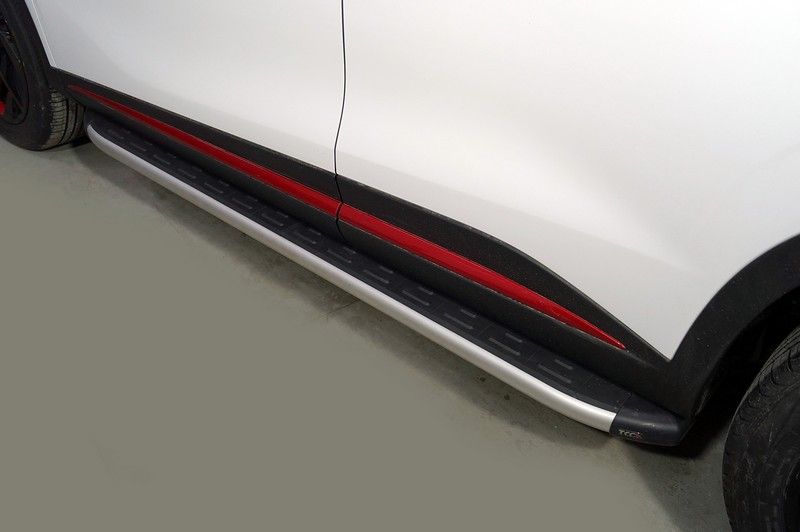 Пороги алюминиевые ТСС с пластиковой накладкой 1720 мм для Omoda C5 2WD 2022-2026. Артикул OMOC522-09AL