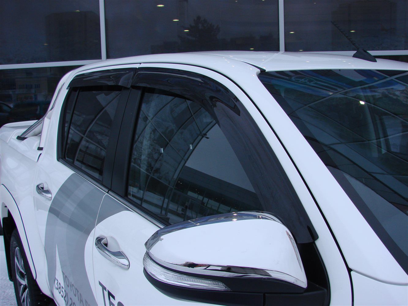 Дефлекторы SIM для окон Toyota Hilux VIII 2015-2020. Артикул STOHIL1532