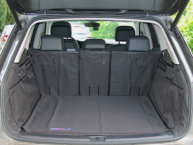 Защитный чехол AUTOSMSTUDIO "Maxi" в багажник автомобиля для Volkswagen Touareg III 2018-2026, черный. Артикул TP-VW-TURIII-MAXI-BL