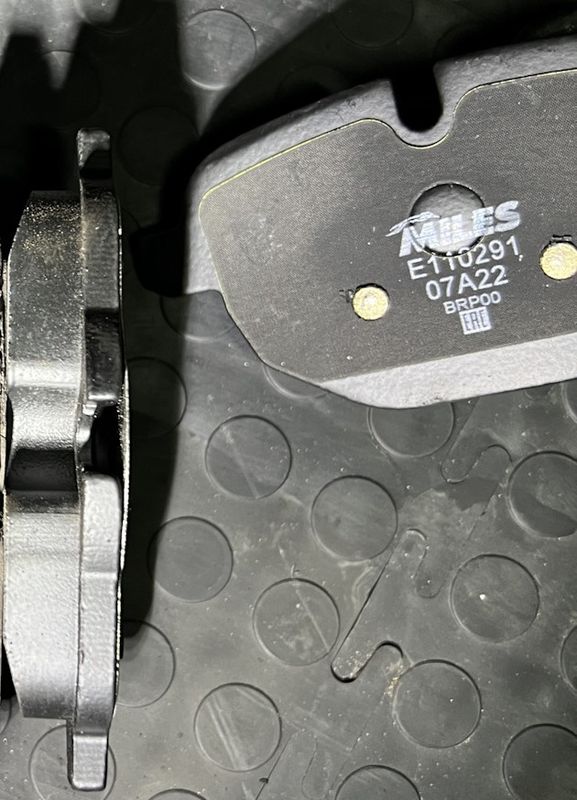 Тормозные колодки Miles (Semi-Metallic). Артикул E110291