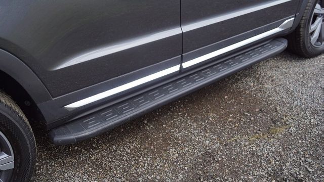 Пороги алюминиевые ТСС с пластиковой накладкой 1820 мм для Changan CS95 new 2.0L 4WD 2024-2026 Карбон серебро. Артикул CHANCS95NEW24-06BL