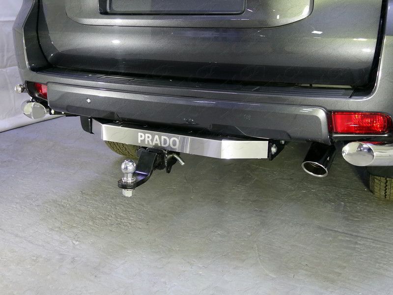 Фаркоп оцинкованный под американский квадрат ТСС для Toyota Land Cruiser Prado 150 2009-2023 с накладкой с надписью Prado. Артикул TCU00025