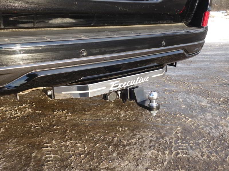 Фаркоп оцинкованный под американский квадрат ТСС для Toyota Land Cruiser 200 Executive/Executive Lounge 2016-2021 с накладкой с надписью Executive (нерж. шар). Артикул TCU00045N
