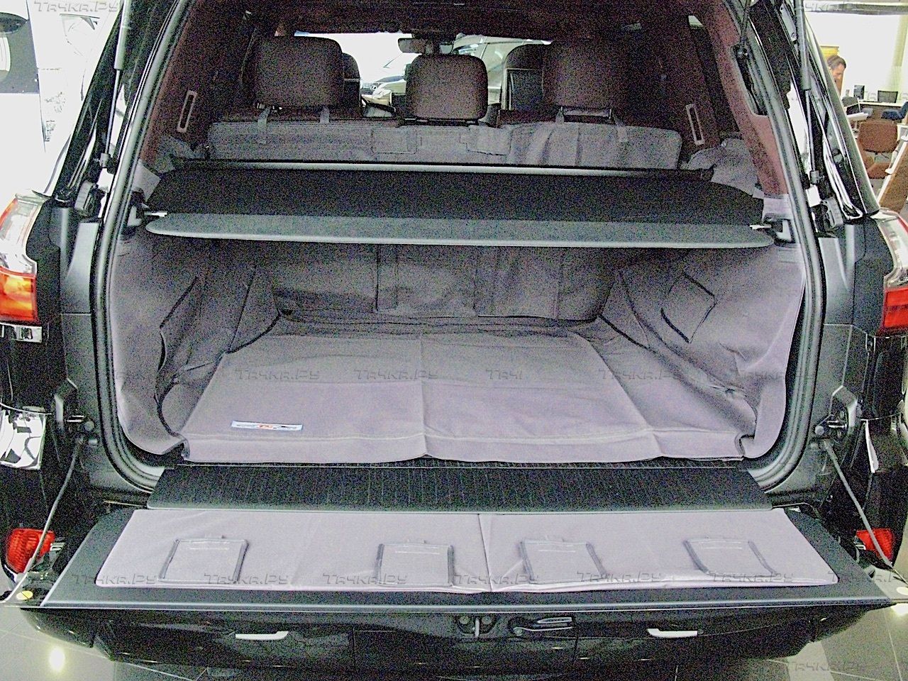 Защитный чехол AUTOSMSTUDIO "Maxi" в багажник автомобиля для Toyota Land Cruiser 200 (5 мест) 09.2007-202106.2021, черный. Артикул TP-LX570-MAXI-BL