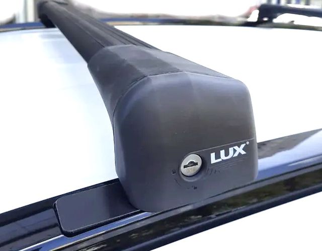 Багажник на крышу LUX Bridge на штатные места для Toyota RAV4 V 2019-2024 (Крыловидные дуги ЧЕРНЫЕ). Артикул 792627-792818-792863