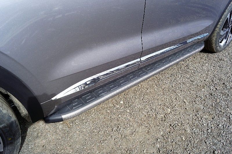 Пороги алюминиевые ТСС с пластиковой накладкой 1820 мм для Geely Monjaro 2022-2026 Карбон серые. Артикул GEELMON23-06GR