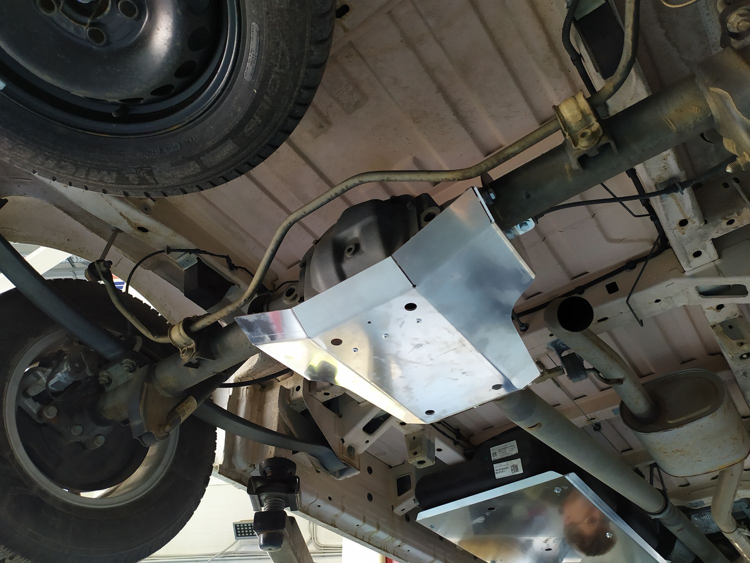 Защита алюминиевая АВС-Дизайн для редуктора заднего моста Volkswagen Crafter 2016-2026. Артикул 26.15ABC