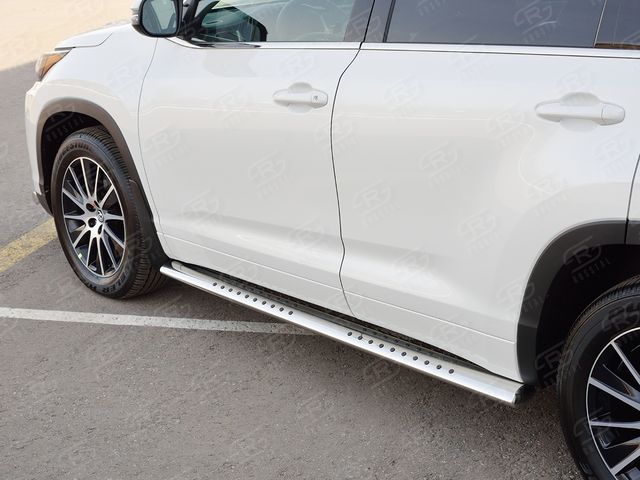 Защита порогов RusStal труба 120х60 овал с проступью для Toyota Highlander III 2016-2026. Артикул THRO-002619