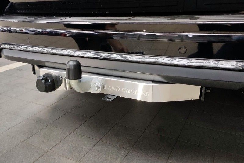 Фаркоп оцинкованный ТСС для Toyota Land Cruiser Prado 150 Black Onyx 2020-2023 с накладкой с надписью Land Cruiser. Артикул TCU00168