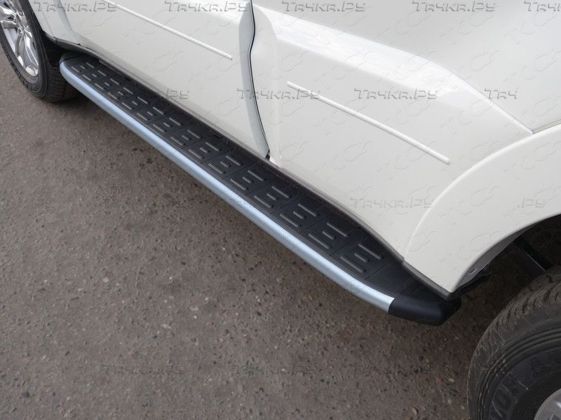 Пороги алюминиевые ТСС с пластиковой накладкой 1820 мм для Mitsubishi Pajero IV 2 рестайлинг 2014-2020 Карбон серебро. Артикул MITPAJ414-17SL