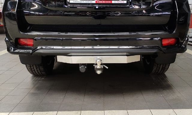 Фаркоп под американский квадрат ТСС для Toyota Land Cruiser Prado 150 Black Onyx 2020-2023 с накладкой с надписью Prado. Артикул TCU00250