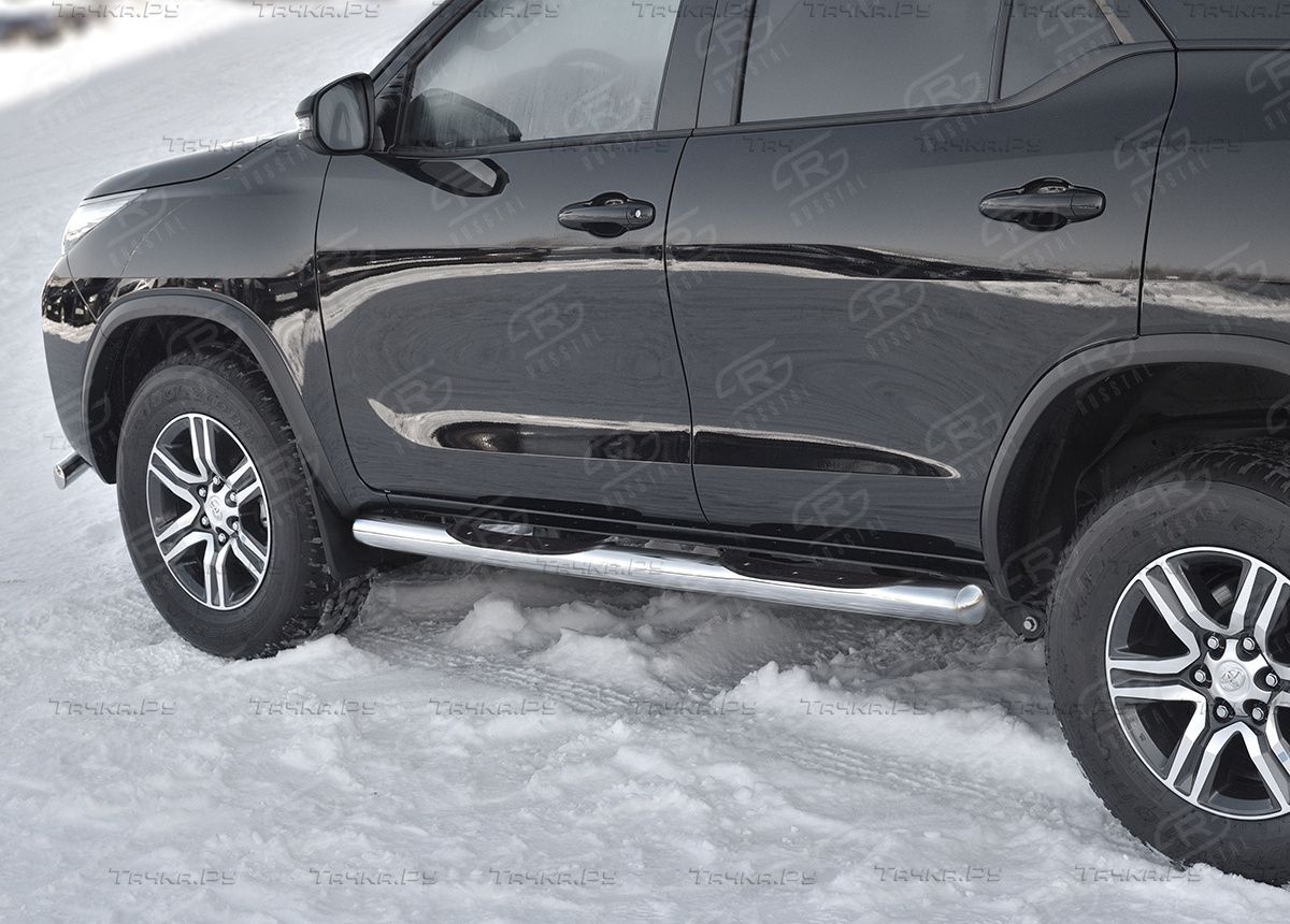 Защита порогов RusStal труба d76 с накладкой (вариант 3) для Toyota Fortuner II 2020-2026. Артикул TFRT-0035343
