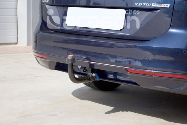 Фаркоп Aragon для Volkswagen Passat B8 Sedan, Variant, Alltrack 2014-2026. Быстросъемный крюк. Артикул E6703DV