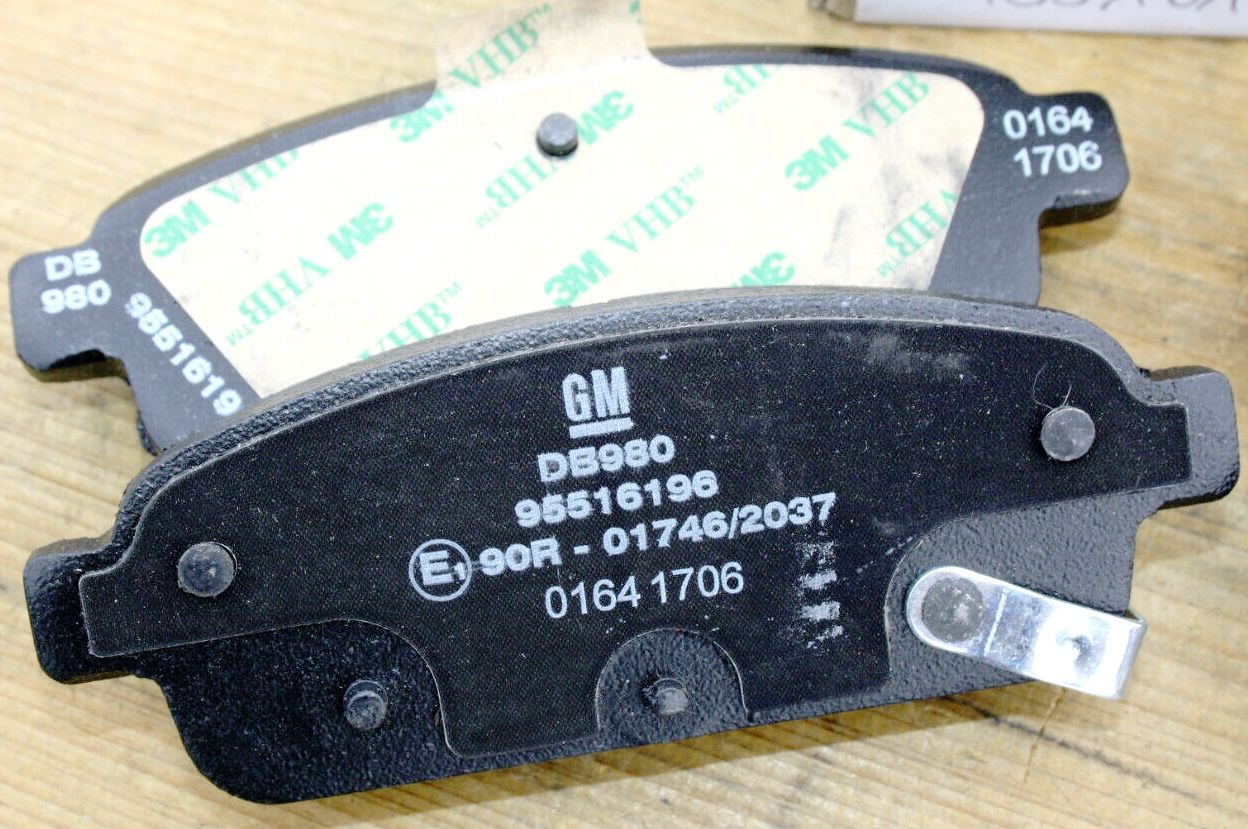 Тормозные колодки General Motors. Артикул 95516196