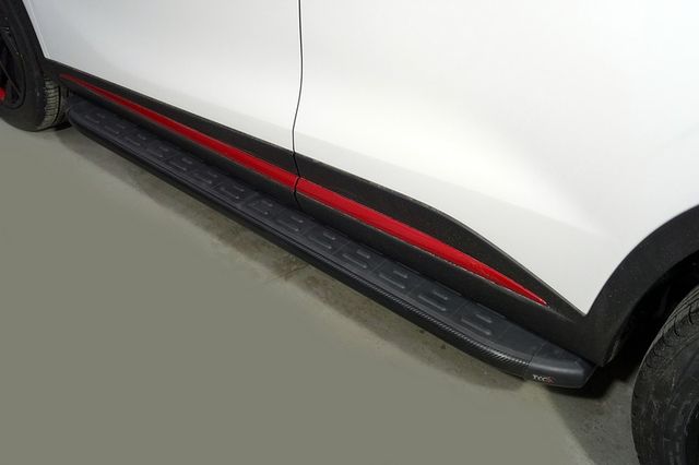 Пороги алюминиевые ТСС с пластиковой накладкой 1720 мм для Omoda C5 2WD 2022-2026 Карбон черные. Артикул OMOC522-09BL