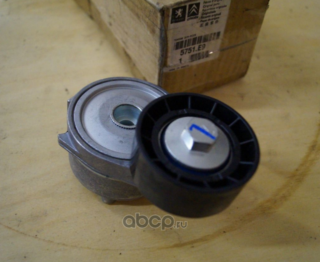 Натяжной ролик (натяжитель) приводного поликлинового ремня PSA. Артикул 5751E9