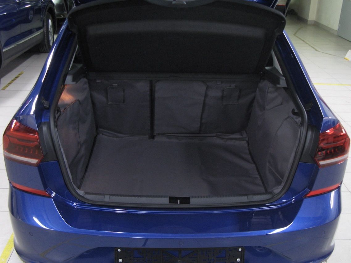 Защитный чехол AUTOSMSTUDIO "Maxi" в багажник автомобиля для Volkswagen Polo VI лифтбек 02.2020-2026, черный. Артикул TP-VW-PLVI-MAXI-BL