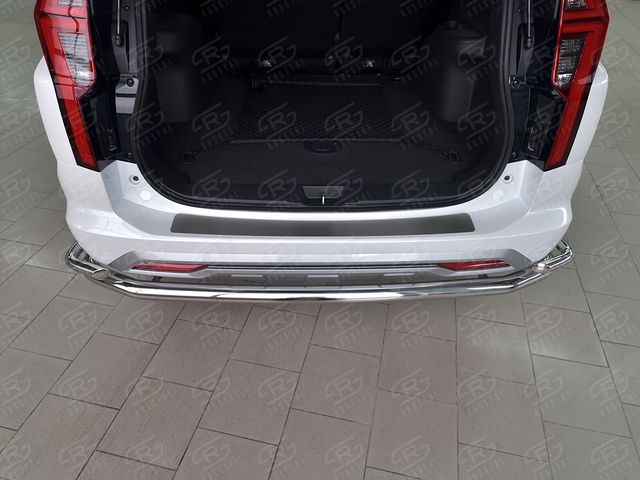 Накладка на задний бампер (лист нерж., шлифованный) RusStal для Mitsubishi Pajero Sport 2021-2026. Артикул MPJSN-003665