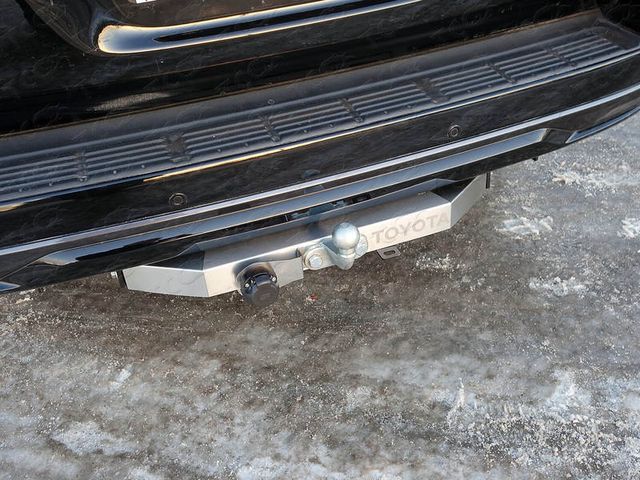 Фаркоп ТСС для Toyota Land Cruiser 200 Executive/Executive Lounge 2016-2021 с накладкой с надписью Toyota. Артикул TCU00266