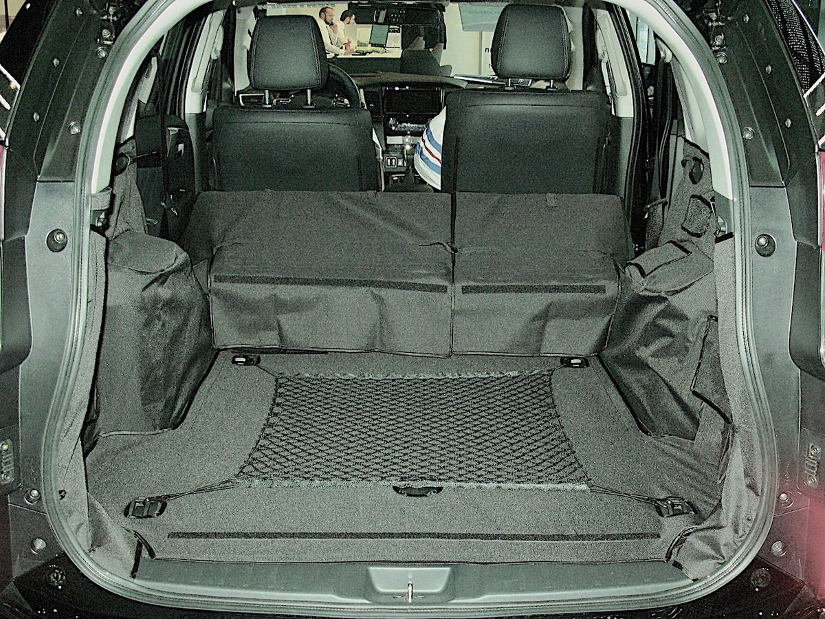 Защитный чехол AUTOSMSTUDIO "Maxi" в багажник автомобиля для Mitsubishi Pajero Sport III 2016-2026, черный. Артикул TP-PADJERO-SP-III-MAXI-BL