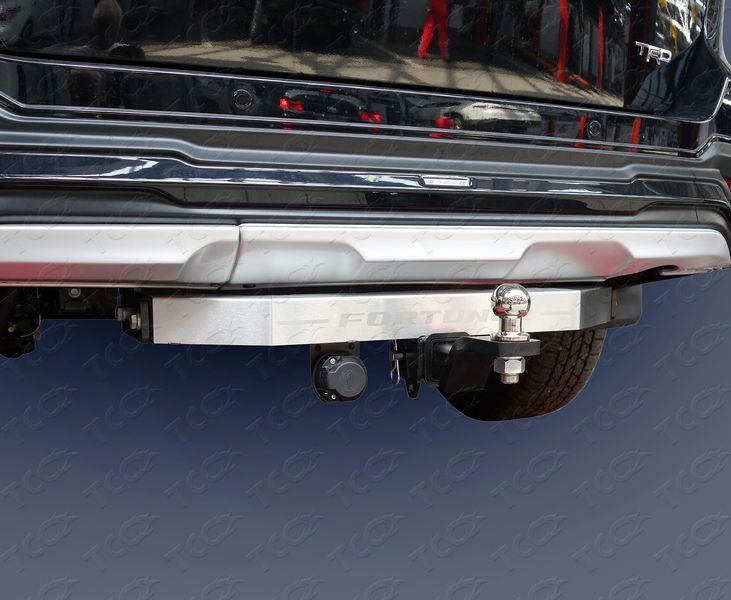 Фаркоп ТСС оцинкованный под американский квадрат для Toyota Fortuner TRD 2019-2026 с накладкой из нержавеющей стали. Артикул TCU00140