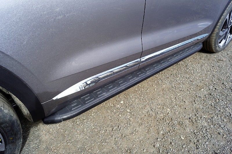 Пороги алюминиевые ТСС с пластиковой накладкой 1820 мм для Geely Monjaro 2022-2026 Карбон черные. Артикул GEELMON23-06BL