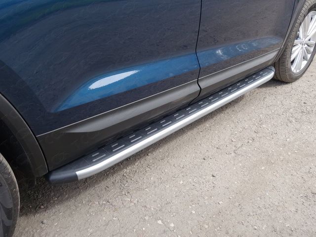 Пороги алюминиевые ТСС с пластиковой накладкой 1820 мм для Skoda Kodiaq 2017-2023 Карбон серебро. Артикул SKOKOD17-11SL