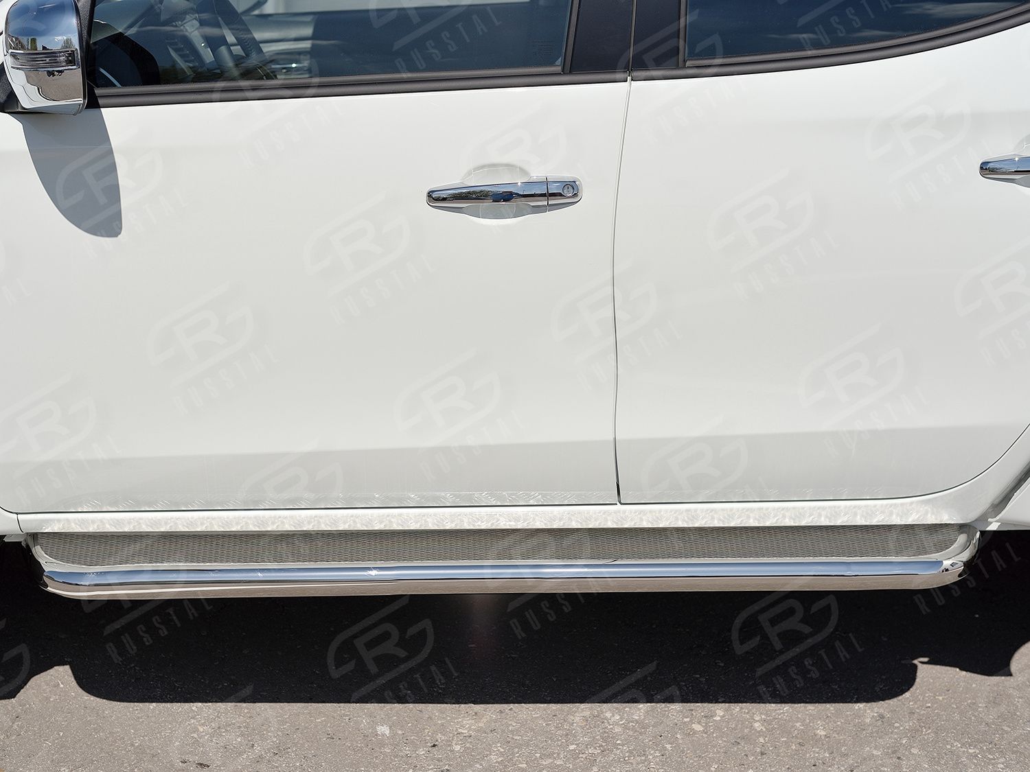 Защита порогов РусCталь труба d63 с листом (вариант 3) для Mitsubishi L200 V 2015-2019. Артикул ML2L-0022503