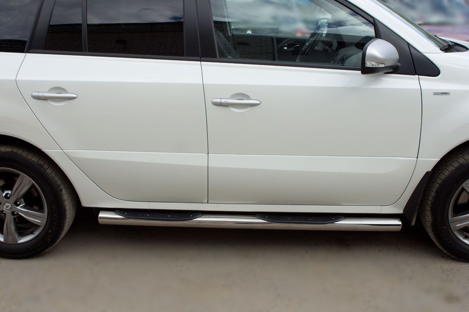 Защита порогов RusStal труба d76 с накладками (вариант 3) для Renault Koleos 2012-2026. Артикул RKT-0005863