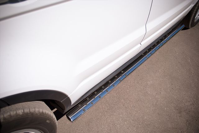 Защита порогов RusStal труба 75х42 овал с проступью для Land Rover Range Rover Evoque I Dynamic 2011-2018. Артикул REDO-000663