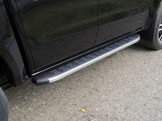 Пороги алюминиевые ТСС с пластиковой накладкой 1920 мм для Dongfeng DF6 2.3D Luxury 2022-2026 Карбон серые. Артикул DONGFDF622-28GR