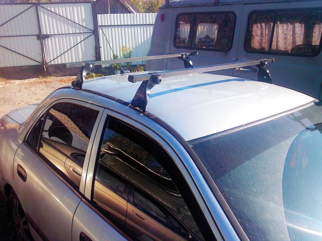 Багажник на крышу Атлант Эконом на штатные места для Mitsubishi Carisma 1997-1999 (Прямоугольные дуги). Артикул 8923